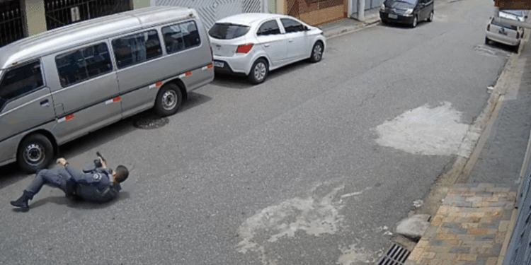 policial atira contra suspeitos de roubo