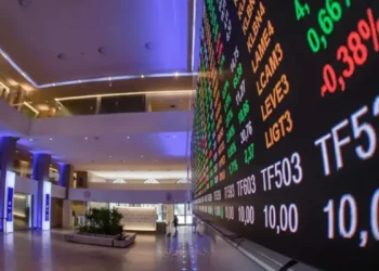 Bolsa cai após 15 altas seguidas e interrompe sequência de recordes