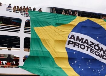 Por justiça climática e social, barqueata reúne movimentos em Belém