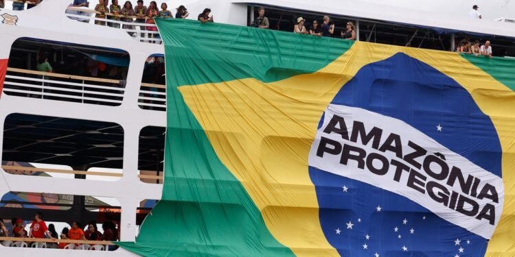 Por justiça climática e social, barqueata reúne movimentos em Belém