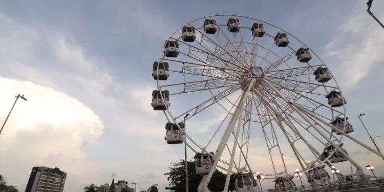 Ação popular pede a suspensão temporária do funcionamento da roda-gigante instalada na Ponta Negra