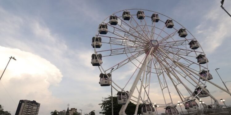 Roda-gigante instalada na Ponta Negra (Foto: Clóvis Miranda/Semcom)