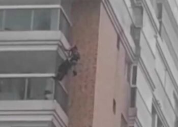 trabalhador-pendurado-predio