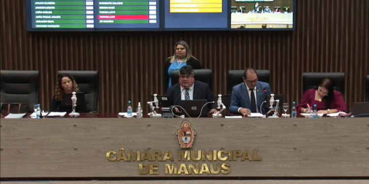 Mesa Diretora da Câmara Municipal de Manaus durante votação (Foto: Reprodução/TV Câmara)