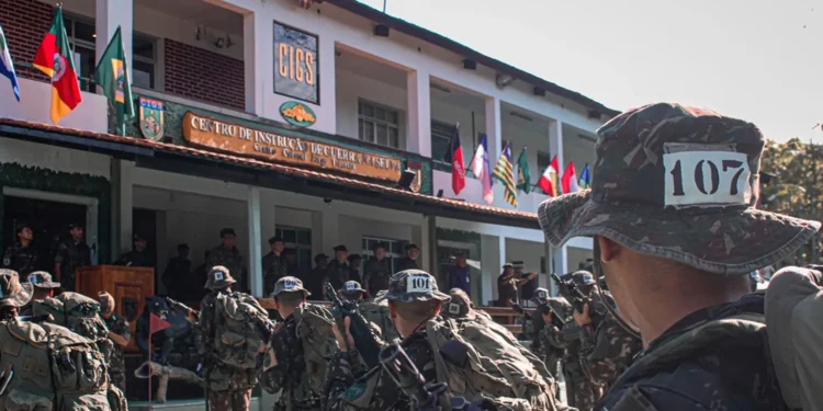 Militares no Centro de Instrução de Guerra na Selva (Foto: Reprodução/Cigs)