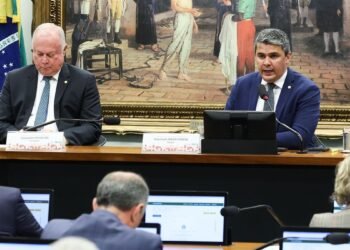 Pedido de vista adia votação de parecer sobre mandato de Zambelli