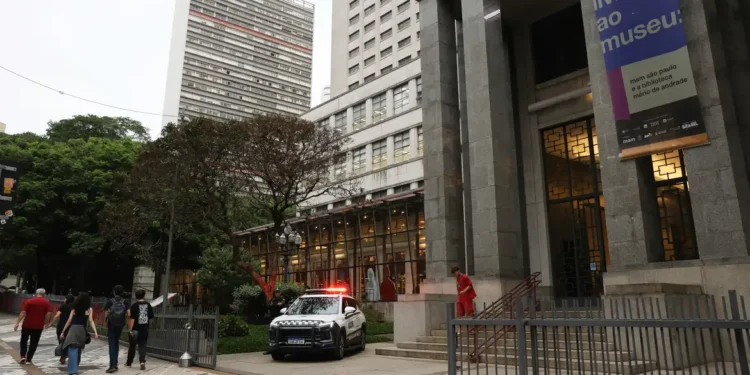 Mulher é presa suspeita de ajudar em roubo de obras de arte em SP