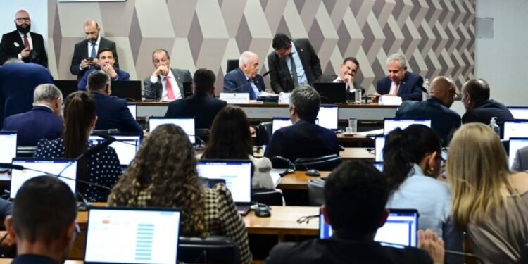 Comissão do Senado aprova fim da escala de trabalho 6×1