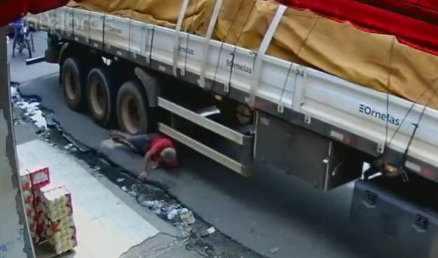 Idoso fica ferido após cair sob carreta durante manobra na zona Oeste de Manaus