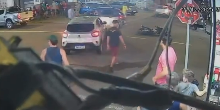 Suspeito de assalto sofre acidente, tenta fugir e é contido por pedestres na zona Centro-Oeste de Manaus