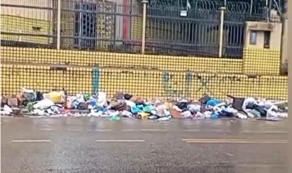 Falta de coleta de lixo há duas semanas revolta moradores da zona Sul de Manaus