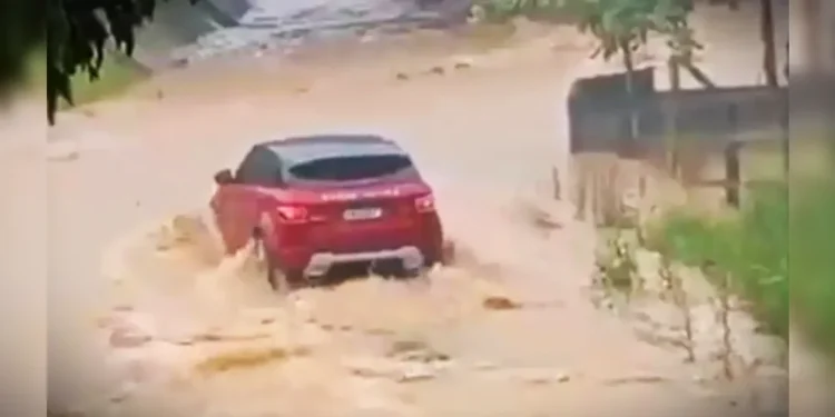 O carro era ocupado por três pessoas que morreram