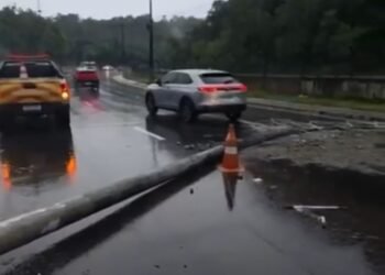 Chuva forte deixa Manaus em alerta severo e derruba poste na avenida do Turismo