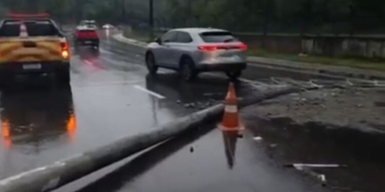 Chuva forte deixa Manaus em alerta severo e derruba poste na avenida do Turismo