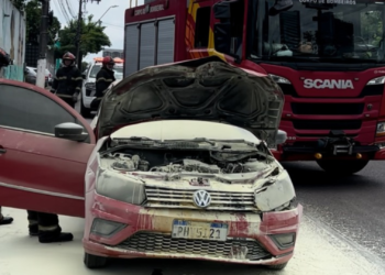 Corpo de Bombeiros controla incêndio em carro