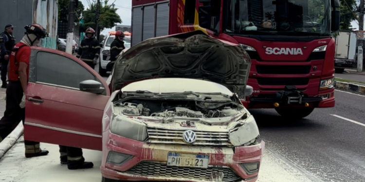 Corpo de Bombeiros controla incêndio em carro