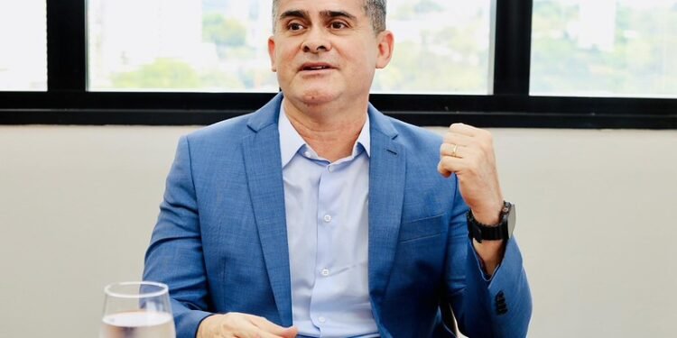 Com 70% de rejeição, pesquisa aponta David Almeida como o segundo pior prefeito do Brasil