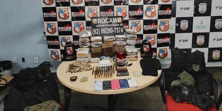 Dupla é presa com munições antiaéreas, drogas e fardamento militar em Manaus