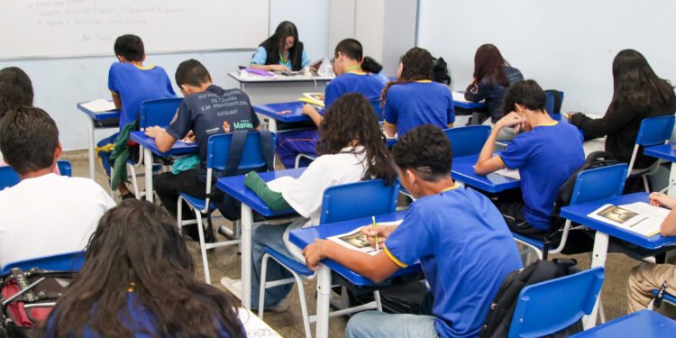 Rematrícula da rede municipal de ensino começa nesta segunda-feira em Manaus
