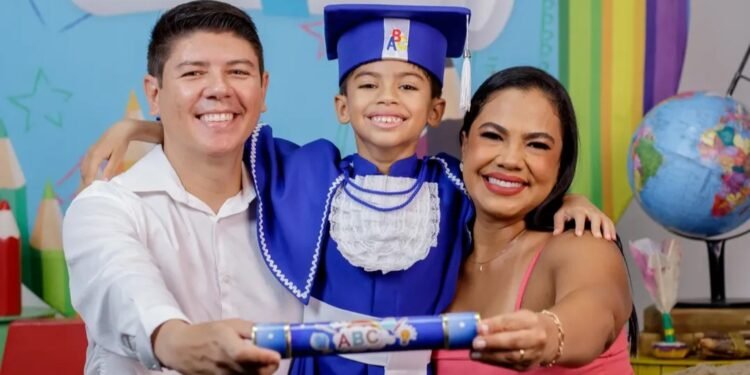 O menino Benício e seus pais, Joyce Xavier e Bruno Freitas (Foto: Reprodução/Instagram - @joycexc)