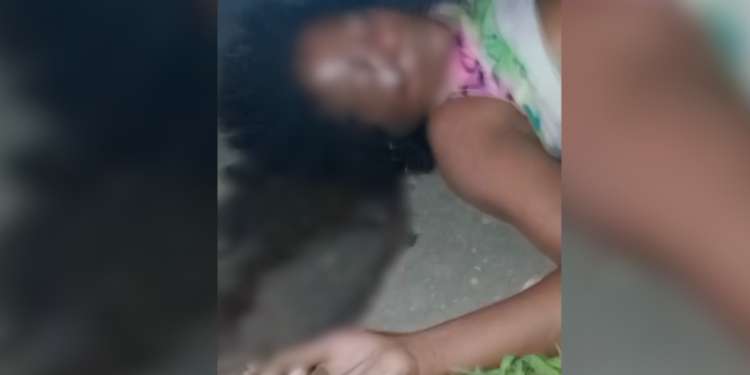 Mulher é encontrada morta embaixo de micro-ônibus