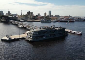 Marinha realiza exposição, campanha de vacinação e visitação pública a navios em Manaus