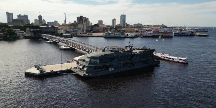 Marinha realiza exposição, campanha de vacinação e visitação pública a navios em Manaus