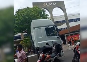 Homem é atropelado por caminhão em frente à Câmara Municipal