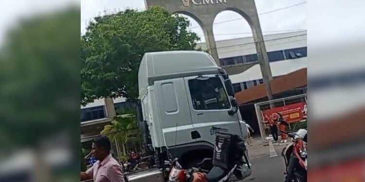 Homem é atropelado por caminhão em frente à Câmara Municipal