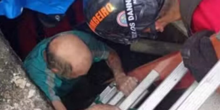 Idoso é resgatado após passar dois dias preso em bueiro em Manaus; veja vídeo