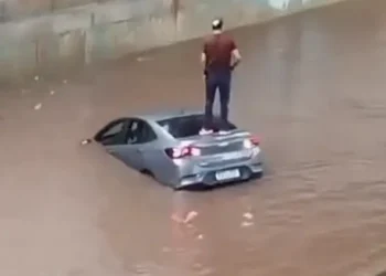 Motorista é resgatado após subir no teto do carro durante chuva; veja vídeo