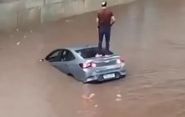 Motorista é resgatado após subir no teto do carro durante chuva; veja vídeo