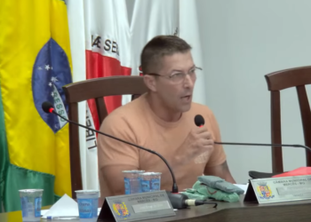 Vereador exibe R$ 100 mil em plenário e denuncia suposta proposta de compra de voto