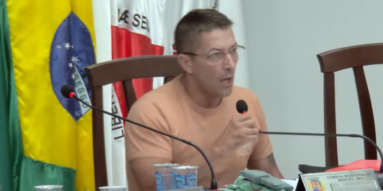 Vereador exibe R$ 100 mil em plenário e denuncia suposta proposta de compra de voto