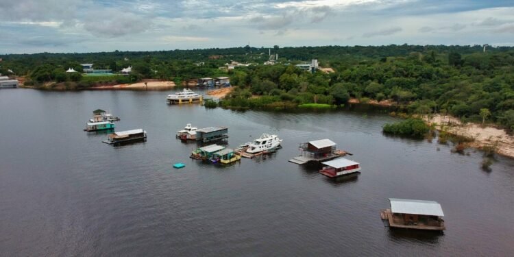 Justiça rejeita plano da Prefeitura de Manaus sobre retirada de flutuantes
