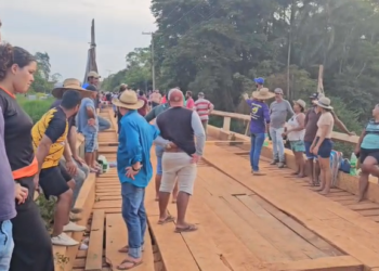 Manifestantes fecharam ponte de acesso na rodovia federal (Foto: Reprodução/Redes Sociais)