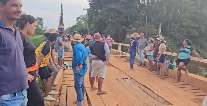 Manifestantes fecharam ponte de acesso na rodovia federal (Foto: Reprodução/Redes Sociais)