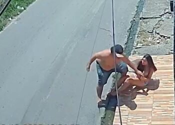 Mulher é assaltada por homem armado com faca