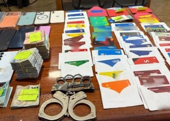 Polícia Civil apreende 47 cartões bancários, mais de R$ 17 mil em espécie e eletrônicos em casa de agiota
