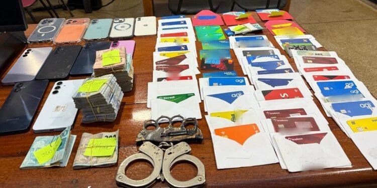 Polícia Civil apreende 47 cartões bancários, mais de R$ 17 mil em espécie e eletrônicos em casa de agiota