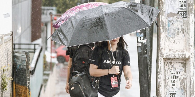 Período chuvoso eleva risco de dengue e doenças respiratórias no AM, alerta FVS
