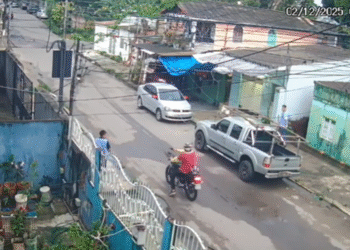 Vídeo Assaltante leva celular de trabalhador no bairro Petrópolis