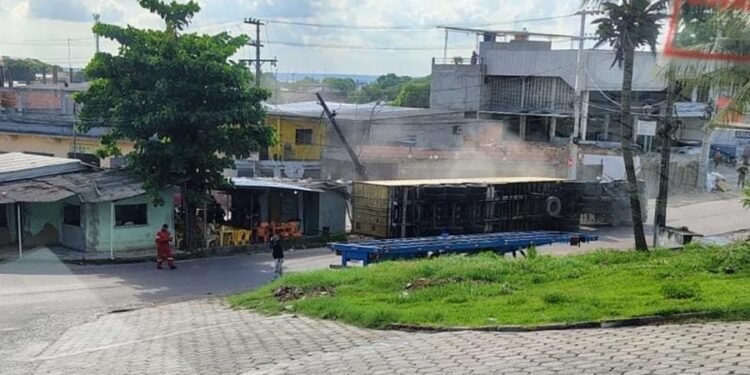 Vídeo Carreta tomba na saída do Porto Chibatão
