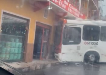 Chuva forte causa acidente com ônibus e alagamentos em avenidas de Manaus; veja vídeo