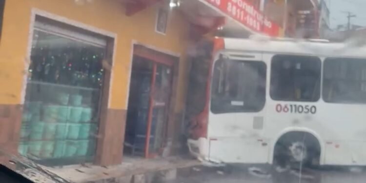 Chuva forte causa acidente com ônibus e alagamentos em avenidas de Manaus; veja vídeo