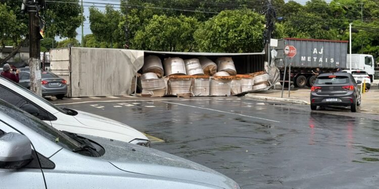 Carreta tomba e congestiona trânsito na Boulevard Álvaro Maia
