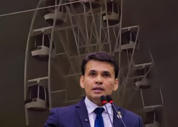 Temporal interrompe funcionamento de roda-gigante na Ponta Negra e vereador denuncia risco