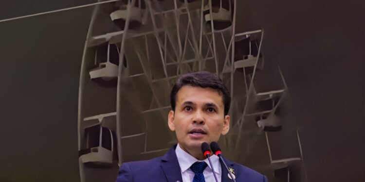 Temporal interrompe funcionamento de roda-gigante na Ponta Negra e vereador denuncia risco