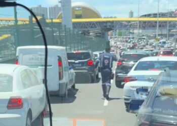 Médico do Samu desce da ambulância para liberar trânsito durante atendimento; veja vídeo