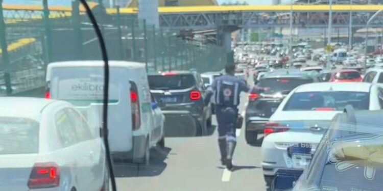 Médico do Samu desce da ambulância para liberar trânsito durante atendimento; veja vídeo